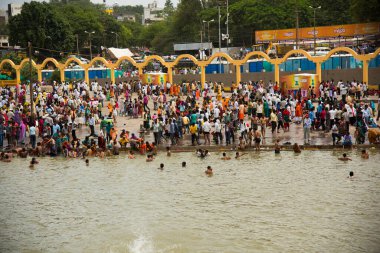 NASHIK, INDIA 29 AĞUSTOS 2015: Hayranlar Simhastha Kumbh Mela sırasında nehirde kutsal bir banyo yapıyorlar.