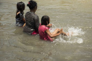 NASHIK, INDIA 29 AĞUSTOS 2015: Hayranlar Simhastha Kumbh Mela sırasında nehirde kutsal bir banyo yapıyorlar.
