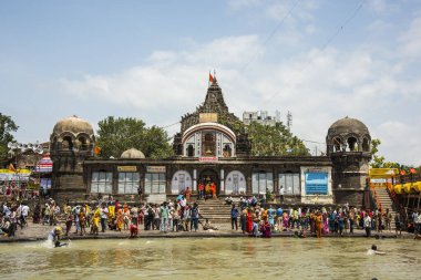 NASHIK, INDIA 29 AĞUSTOS 2015: Hayranlar Simhastha Kumbh Mela sırasında nehirde kutsal bir banyo yapıyorlar.