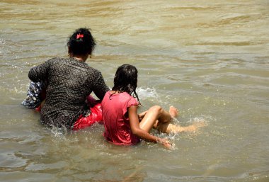NASHIK, INDIA 29 AĞUSTOS 2015: Hayranlar Simhastha Kumbh Mela sırasında nehirde kutsal bir banyo yapıyorlar.
