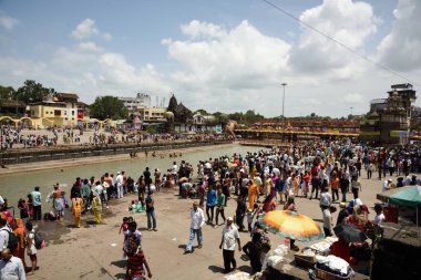 NASHIK, INDIA 29 AĞUSTOS 2015: Hayranlar Simhastha Kumbh Mela sırasında nehirde kutsal bir banyo yapıyorlar.