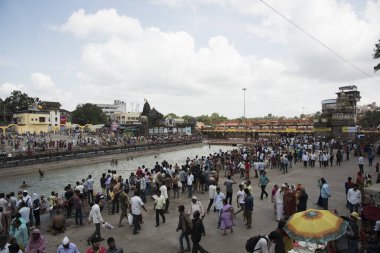 NASHIK, INDIA 29 AĞUSTOS 2015: Hayranlar Simhastha Kumbh Mela sırasında nehirde kutsal bir banyo yapıyorlar.