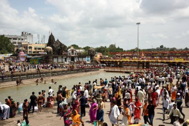 NASHIK, INDIA 29 AĞUSTOS 2015: Hayranlar Simhastha Kumbh Mela sırasında nehirde kutsal bir banyo yapıyorlar.
