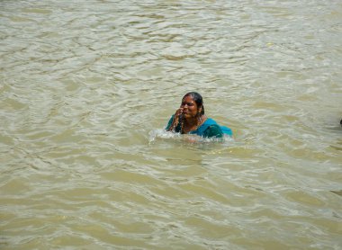 NASHIK, INDIA 29 AĞUSTOS 2015: Hayranlar Simhastha Kumbh Mela sırasında nehirde kutsal bir banyo yapıyorlar.
