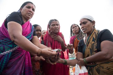 NASHIK, INDIA 29 AĞUSTOS 2015: Hayranlar Simhastha Kumbh Mela sırasında nehirde kutsal bir banyo yapıyorlar.