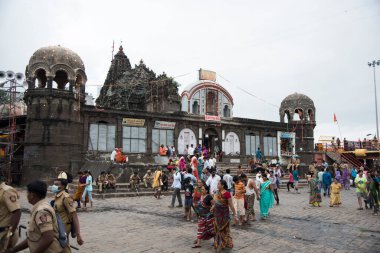 NASHIK, INDIA 29 AĞUSTOS 2015: Hayranlar Simhastha Kumbh Mela sırasında nehirde kutsal bir banyo yapıyorlar.