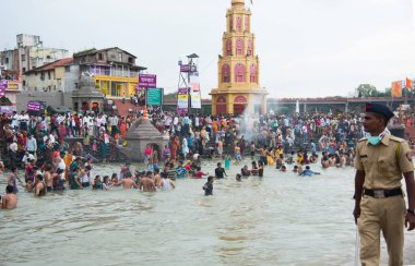 NASHIK, INDIA 29 AĞUSTOS 2015: Hayranlar Simhastha Kumbh Mela sırasında nehirde kutsal bir banyo yapıyorlar.