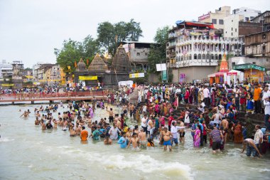 NASHIK, INDIA 29 AĞUSTOS 2015: Hayranlar Simhastha Kumbh Mela sırasında nehirde kutsal bir banyo yapıyorlar.