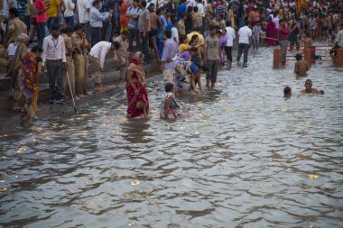 NASHIK, INDIA 29 AĞUSTOS 2015: Hayranlar Simhastha Kumbh Mela sırasında nehirde kutsal bir banyo yapıyorlar.
