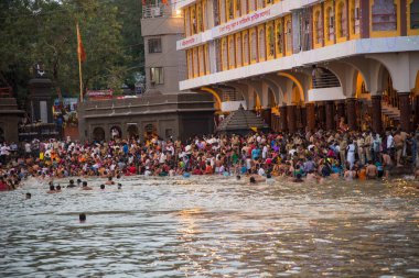 NASHIK, INDIA 29 AĞUSTOS 2015: Hayranlar Simhastha Kumbh Mela sırasında nehirde kutsal bir banyo yapıyorlar.