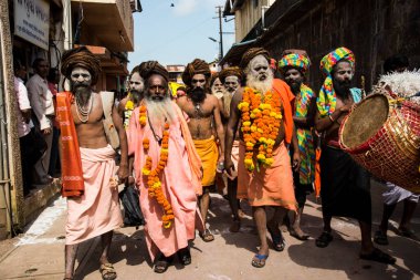 TRIMBAKESHWAR, NASHIK, INDIA, 27 Ağustos 2015: Simhastha Kumbh Mela 'lı Shahi Snan' ın önünde Sadhus 'un geçit töreni.