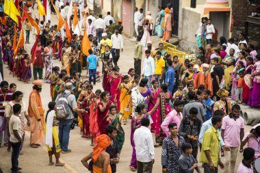TRIMBAKESHWAR, NASHIK, INDIA, 27 Ağustos 2015: Simhastha Kumbh Mela 'lı Shahi Snan' ın önünde Sadhus 'un geçit töreni.
