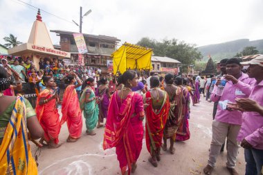 TRIMBAKESHWAR, NASHIK, INDIA, 27 Ağustos 2015: Simhastha Kumbh Mela 'lı Shahi Snan' ın önünde Sadhus 'un geçit töreni.