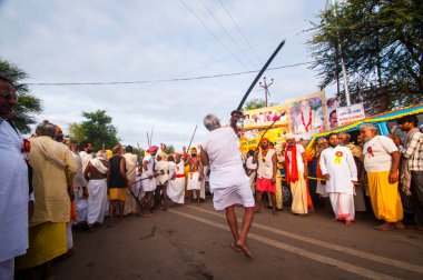 TRIMBAKESHWAR, NASHIK, INDIA, 27 Ağustos 2015: Simhastha Kumbh Mela 'lı Shahi Snan' ın önünde Sadhus 'un geçit töreni.