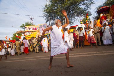 TRIMBAKESHWAR, NASHIK, INDIA, 27 Ağustos 2015: Simhastha Kumbh Mela 'lı Shahi Snan' ın önünde Sadhus 'un geçit töreni.