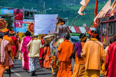 TRIMBAKESHWAR, NASHIK, INDIA, 27 Ağustos 2015: Kumbh Mela 'lı Shahi Snan' dan önce Sadhus 'un geçit töreni.