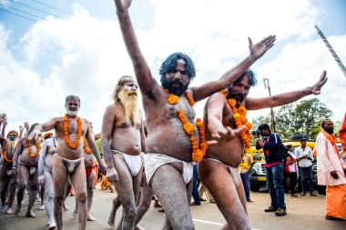 TRIMBAKESHWAR, NASHIK, INDIA, 27 Ağustos 2015: Kumbh Mela 'lı Shahi Snan' dan önce Sadhus 'un geçit töreni.