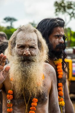 TRIMBAKESHWAR, NASHIK, INDIA, 27 Ağustos 2015: Kumbh Mela 'lı Shahi Snan' dan önce Sadhus 'un geçit töreni.