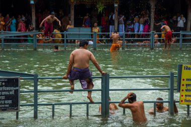 TRIMBAKESHWAR, NASHIK, INDIA 28 Ağustos 2015: Naga Sadhu kutsal adamlar göl, Trimbakeshwar, Nashik, Maharashtra, Hindistan.