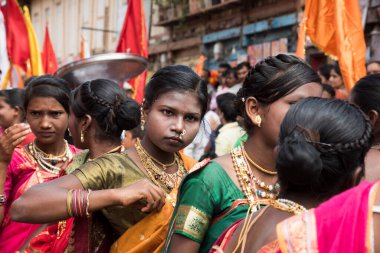 TRIMBAKESHWAR, NASHIK, INDIA, 27 Ağustos 2015: Kumbh Mela 'lı Shahi Snan' dan önce Sadhus 'un geçit töreni.