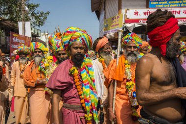 TRIMBAKESHWAR, NASHIK, INDIA, 27 Ağustos 2015: Kumbh Mela 'lı Shahi Snan' dan önce Sadhus 'un geçit töreni.