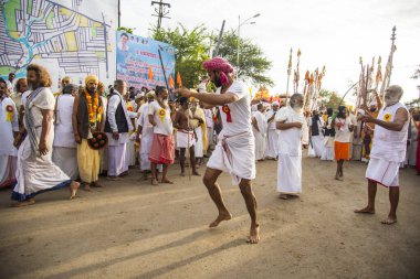 TRIMBAKESHWAR, NASHIK, INDIA, 27 Ağustos 2015: Simhastha Kumbh Mela 'lı Shahi Snan' ın önünde Sadhus 'un geçit töreni.