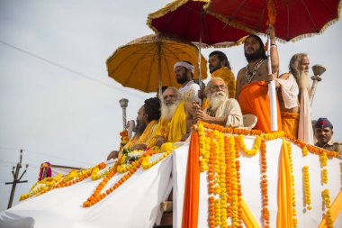 TRIMBAKESHWAR, NASHIK, INDIA, 27 Ağustos 2015: Simhastha Kumbh Mela 'lı Shahi Snan' ın önünde Sadhus 'un geçit töreni.