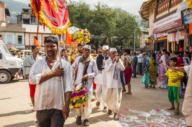 TRIMBAKESHWAR, NASHIK, INDIA, 27 Ağustos 2015: Simhastha Kumbh Mela 'lı Shahi Snan' ın önünde Sadhus 'un geçit töreni.