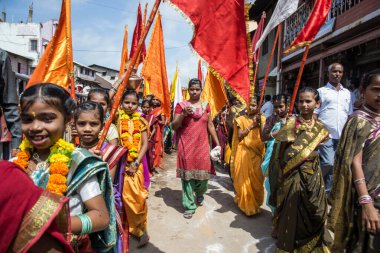 TRIMBAKESHWAR, NASHIK, INDIA, 27 Ağustos 2015: Simhastha Kumbh Mela 'lı Shahi Snan' ın önünde Sadhus 'un geçit töreni.