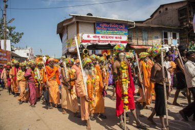 TRIMBAKESHWAR, NASHIK, INDIA, 27 Ağustos 2015: Simhastha Kumbh Mela 'lı Shahi Snan' ın önünde Sadhus 'un geçit töreni.