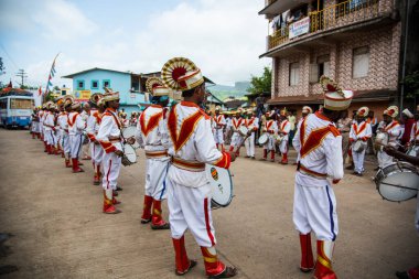 TRIMBAKESHWAR, NASHIK, INDIA, 27 Ağustos 2015: Simhastha Kumbh Mela 'lı Shahi Snan' ın önünde Sadhus 'un geçit töreni.