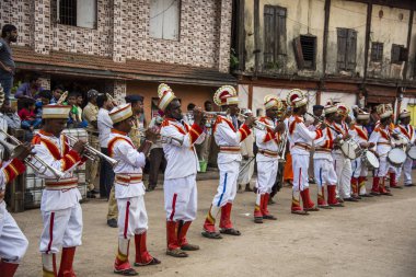 TRIMBAKESHWAR, NASHIK, INDIA, 27 Ağustos 2015: Simhastha Kumbh Mela 'lı Shahi Snan' ın önünde Sadhus 'un geçit töreni.