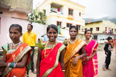 TRIMBAKESHWAR, NASHIK, INDIA, 27 Ağustos 2015: Simhastha Kumbh Mela 'lı Shahi Snan' ın önünde Sadhus 'un geçit töreni.
