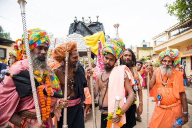 TRIMBAKESHWAR, NASHIK, INDIA, 27 Ağustos 2015: Simhastha Kumbh Mela 'lı Shahi Snan' ın önünde Sadhus 'un geçit töreni.