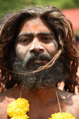 TRIMBAKESHWAR, NASHIK, INDIA 28 AĞUSTOS 2015: Simhastha Kumbh Mela 'lı Shahi Snan' ın önünde Trimbakeshwar yolunda Naga Sadhus 'un geçit töreni.