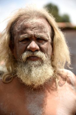 TRIMBAKESHWAR, NASHIK, INDIA 28 AĞUSTOS 2015: Simhastha Kumbh Mela 'lı Shahi Snan' ın önünde Trimbakeshwar yolunda Naga Sadhus 'un geçit töreni.