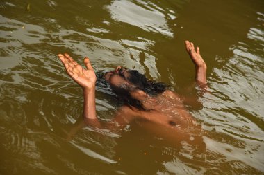 TRIMBAKESHWAR, NASHIK, INDIA 28 Ağustos 2015: Naga Sadhu kutsal adamlar göl, Trimbakeshwar, Nashik, Maharashtra, Hindistan.