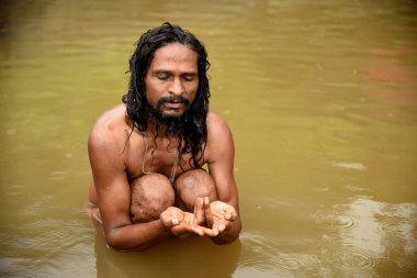 TRIMBAKESHWAR, NASHIK, INDIA 28 Ağustos 2015: Naga Sadhu kutsal adamlar göl, Trimbakeshwar, Nashik, Maharashtra, Hindistan.