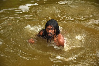 TRIMBAKESHWAR, NASHIK, INDIA 28 Ağustos 2015: Naga Sadhu kutsal adamlar göl, Trimbakeshwar, Nashik, Maharashtra, Hindistan.