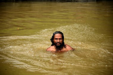 TRIMBAKESHWAR, NASHIK, INDIA 28 Ağustos 2015: Naga Sadhu kutsal adamlar göl, Trimbakeshwar, Nashik, Maharashtra, Hindistan.