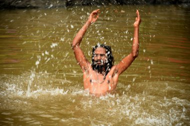 TRIMBAKESHWAR, NASHIK, INDIA 28 Ağustos 2015: Naga Sadhu kutsal adamlar göl, Trimbakeshwar, Nashik, Maharashtra, Hindistan.