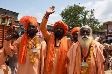 TRIMBAKESHWAR, NASHIK, INDIA 28 AĞUSTOS 2015: Simhastha Kumbh Mela 'lı Shahi Snan' ın önünde Trimbakeshwar yolunda Naga Sadhus 'un geçit töreni.