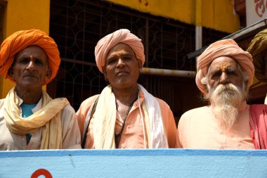 TRIMBAKESHWAR, NASHIK, INDIA 28 AĞUSTOS 2015: Simhastha Kumbh Mela 'lı Shahi Snan' ın önünde Trimbakeshwar yolunda Naga Sadhus 'un geçit töreni.