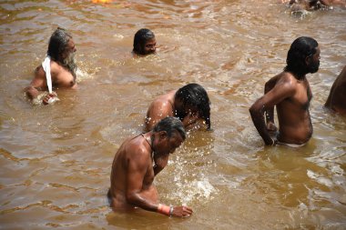 TRIMBAKESHWAR, NASHIK, INDIA 28 Ağustos 2015: Naga Sadhu kutsal adamlar göl, Trimbakeshwar, Nashik, Maharashtra, Hindistan.