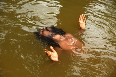 TRIMBAKESHWAR, NASHIK, INDIA 28 Ağustos 2015: Naga Sadhu kutsal adamlar göl, Trimbakeshwar, Nashik, Maharashtra, Hindistan.