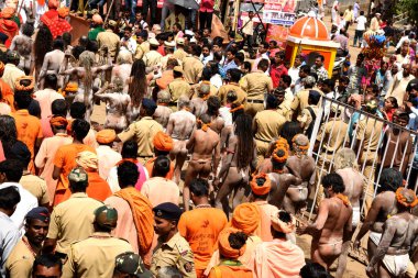 TRIMBAKESHWAR, NASHIK, INDIA, 27 Ağustos 2015: Simhastha Kumbh Mela 'lı Shahi Snan' ın önünde Sadhus 'un geçit töreni.