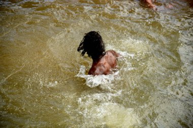 TRIMBAKESHWAR, NASHIK, INDIA 28 Ağustos 2015: Naga Sadhu kutsal adamlar göl, Trimbakeshwar, Nashik, Maharashtra, Hindistan.