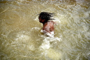 TRIMBAKESHWAR, NASHIK, INDIA 28 Ağustos 2015: Naga Sadhu kutsal adamlar göl, Trimbakeshwar, Nashik, Maharashtra, Hindistan.