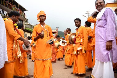 TRIMBAKESHWAR, NASHIK, INDIA, 27 Ağustos 2015: Simhastha Kumbh Mela 'lı Shahi Snan' ın önünde Sadhus 'un geçit töreni.