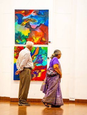 MUMBAI, INDIA, 14 Mart 2025: Nehru Center Sanat Galerisi 'ndeki sanat sergisini ziyaret edenler giriş ücreti alınmadan ve fotoğraf yasaklanmadan halka açıldı. 
